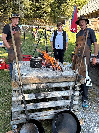 Die drei Sterzköch*innen am Feuer