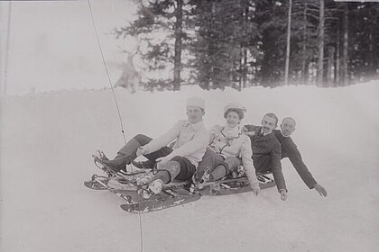 Erzherzog Karl mit Zita und Begleitung bei einer Rodelpartie im Winter