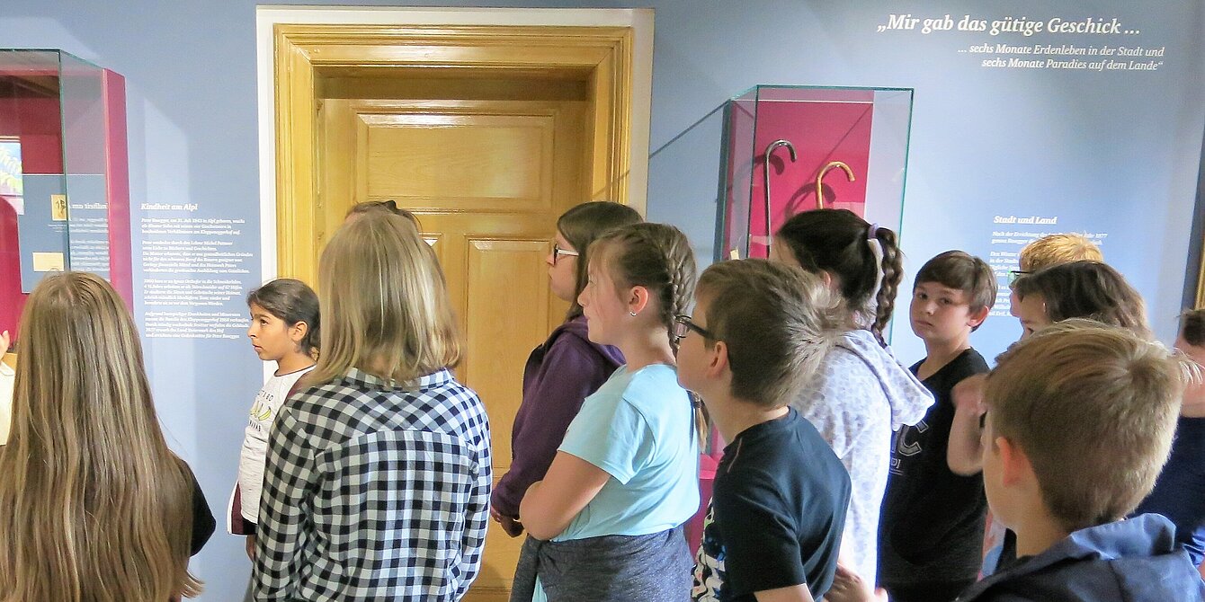 Schulgruppe bei einer Führung durch die Dauerausstellung des Rosegger-Museums in Krieglach.