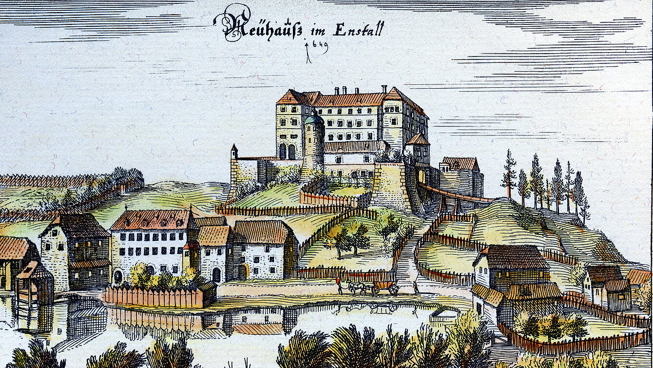 Historisches Darstellung (Kuperstich) des Schloss Trautenfels, das auf einem Hügel steht. Unterhalb davon sind viele Häuser und ein See mit Bäumen.