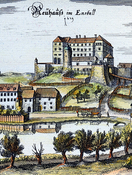 Historisches Darstellung (Kuperstich) des Schloss Trautenfels, das auf einem Hügel steht. Unterhalb davon sind viele Häuser und ein See mit Bäumen.