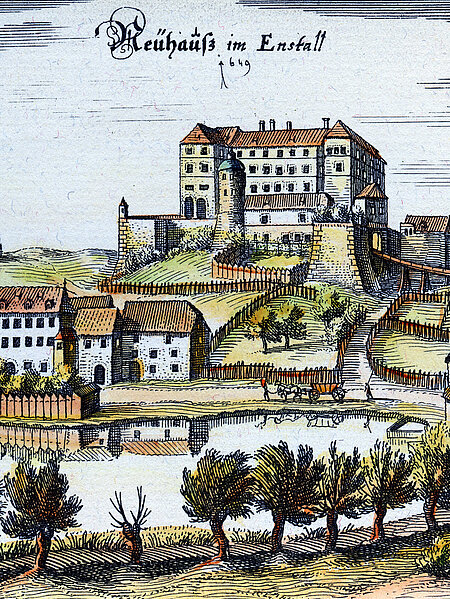 Historisches Darstellung (Kuperstich) des Schloss Trautenfels, das auf einem Hügel steht. Unterhalb davon sind viele Häuser und ein See mit Bäumen. Darüber steht der alte Name von Schloss Trautenfels "Neuhaus im Ennstall 1649"