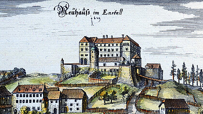 Historisches Darstellung (Kuperstich) des Schloss Trautenfels, das auf einem Hügel steht. Unterhalb davon sind viele Häuser und ein See mit Bäumen. Darüber steht der alte Name von Schloss Trautenfels "Neuhaus im Ennstall 1649"
