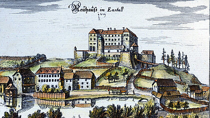 Historical representation (copper engraving) of Trautenfels Castle, which stands on a hill. Below there are many houses and a lake with trees. Above it is the old name of Trautenfels Castle "Neuhaus im Ennstall 1649"