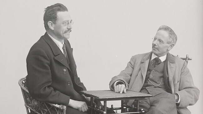 Toni Schruf und Peter Rosegger sitzen an einem Tisch.