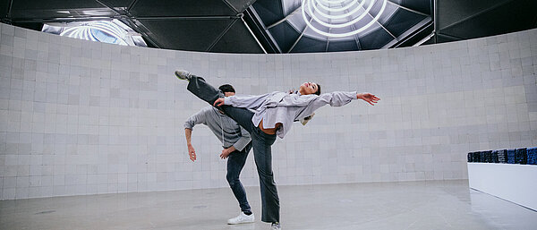 Tanzende Personen vor Sol LeWitt's Wall. Performed. Sol LeWitt war ein bekannter Konzeptkünstler, der für seine minimalistischen und konzeptuellen Arbeiten bekannt war.