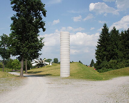 Eine "Säule" aus Betonfertigteilen im Eingangsbereich des Skulpturenparks. Die Skulptur wird bewusst nicht aufwendig oder schön gestaltet. So bleibt die Aufmerksamkeit auf dem Material selbst und ermöglicht eine nüchterne Sicht auf die Welt.