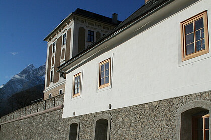 Frisch renovierte Mauer und gestrichenes Schlossgebäude.