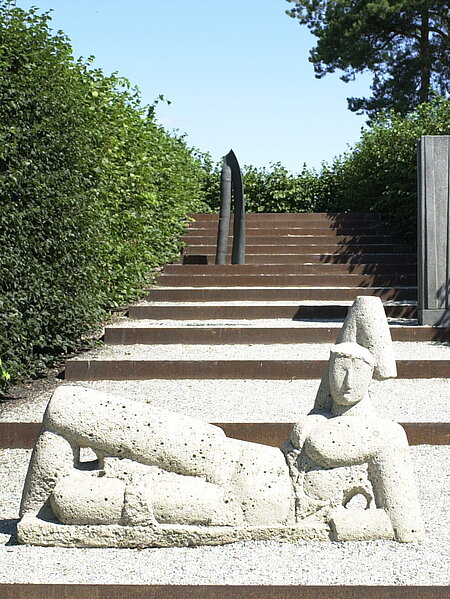 Die Steinskulptur "Die große Ruhende" am Fuße der Himmelstreppe im Fasanengarten. 