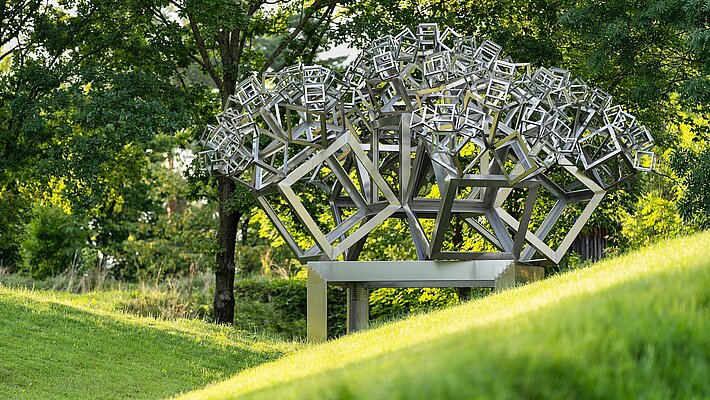 Die Skulptur ist eine raffinierte Konstruktion, bei der aus jeweils einem Würfel fünf weitere Würfel wachsen. Der technisch anmutende Titel bezieht sich auf das Jahr der Entstehung, die Form (Hexaeder) und die Gestaltung. Die Verkleinerung der Würfel geschieht mit dem Faktor 0,44902, nicht zuletzt folgen die Seitenverhältnisse dem Goldenen Schnitt und sorgen damit für eine besonders harmonische Wirkung.