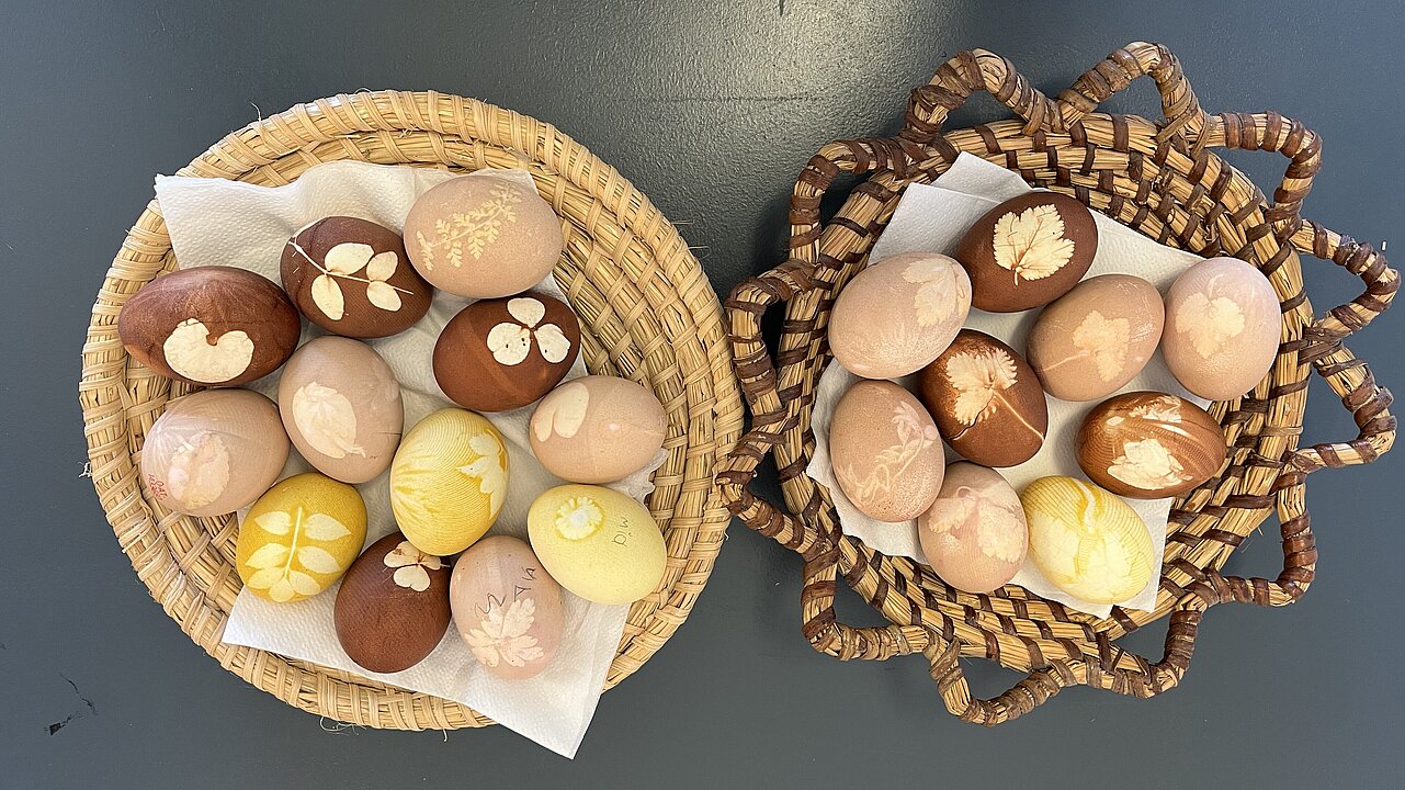 bunt gefärbte Ostereier mit Muster drauf