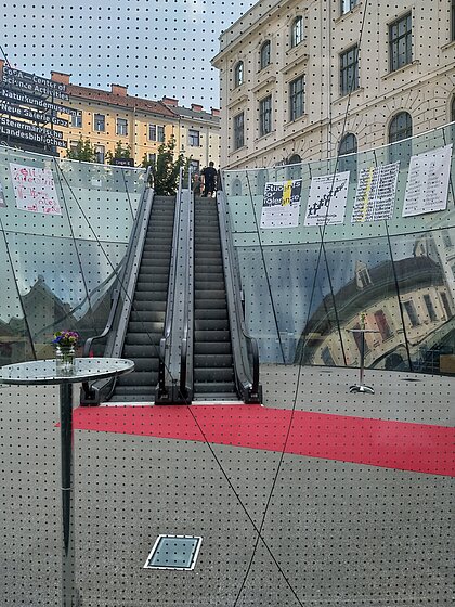A red carpet leads from the escalator into the foyer of the Joanneumsviertel.