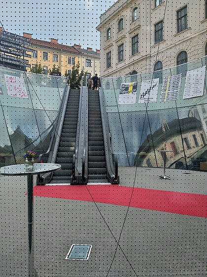 Ein roter Teppich führt von der Rolltreppe ins Foyer des Joanneumsviertels.