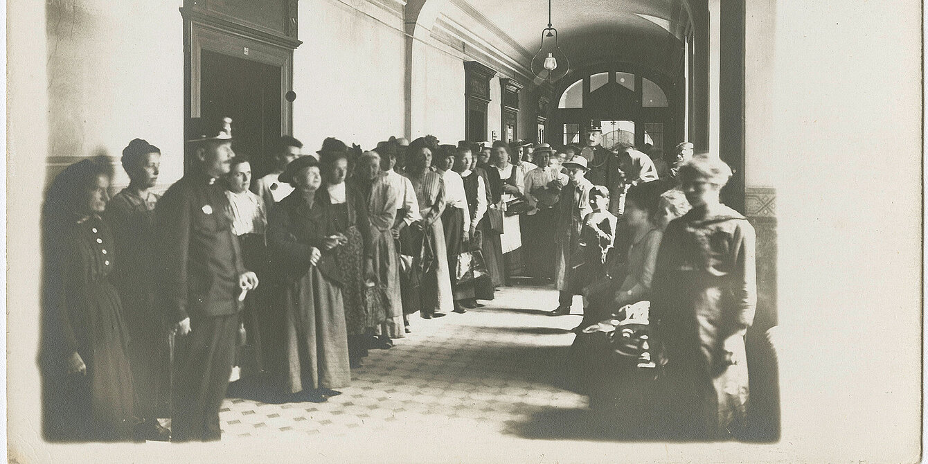 Frauen beim Anstellen in der Behörde in Graz, 1917, Fotograf unbekannt, Leihgabe: Karl Albrecht Kubinzky, Graz