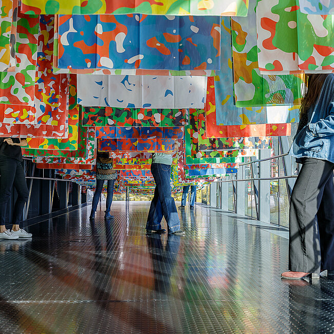 Société Réaliste, U.N. Camouflage, 2012–2013/2023, Installationsansicht Kunsthaus Graz, 