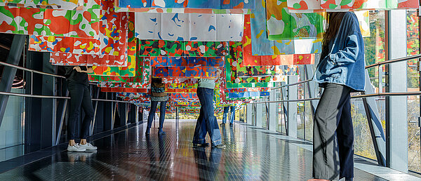 Société Réaliste, U.N. Camouflage, 2012–2013/2023, Installationsansicht Kunsthaus Graz, 