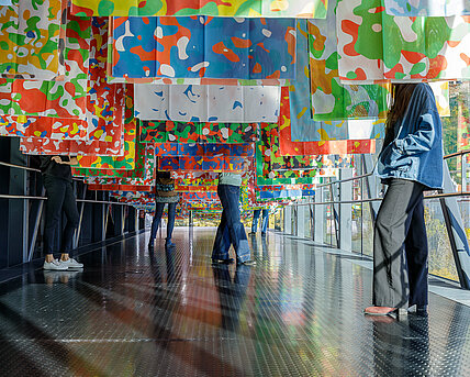 Société Réaliste, U.N. Camouflage, 2012–2013/2023, Installationsansicht Kunsthaus Graz, 