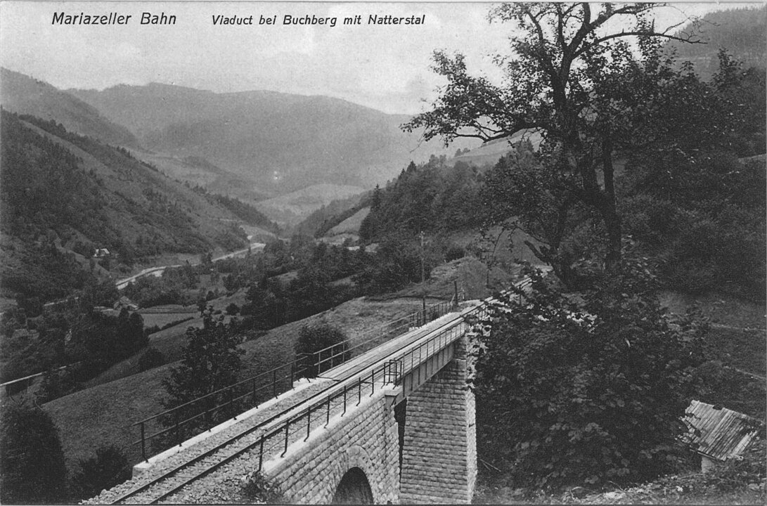 Postkartenansicht des Eisenbahnviadukts bei Buchberg mit Natterstal in schwarz-weiß.