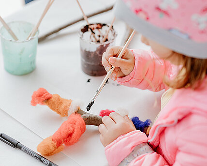 Kreatives basteln beim Osterworkshop für Kinder im Österreichischen Skulpturenpark.