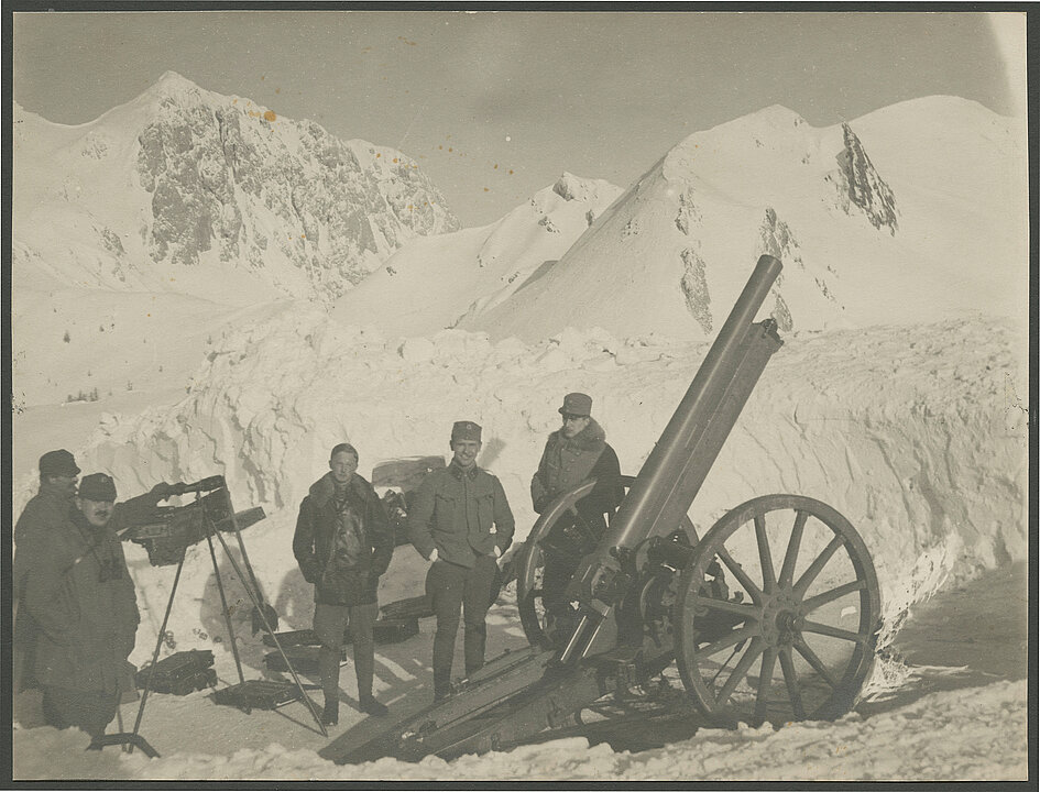 Zur Fliegerabwehr im Hochgebirge umfunktioniertes Geschütz, Monte Pizzul mit dem eisernen Ritter im Hintergrund, 1916, Fotograf Peter Pailer, Leihgabe: Dr. Josef Pailer, Graz