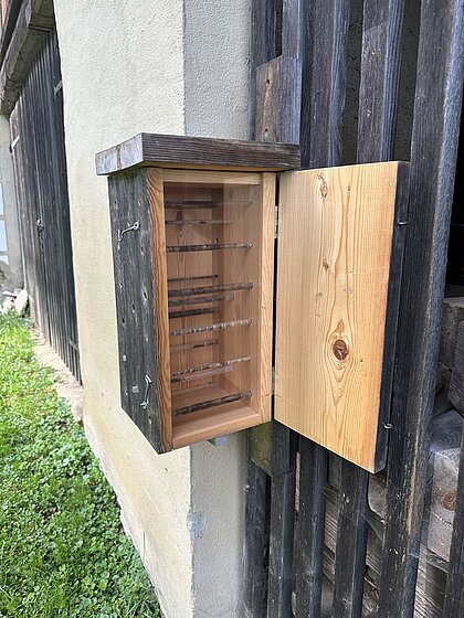 A wild bee box is mounted at the Schenkkellerdepot in Schloss Stainz.
