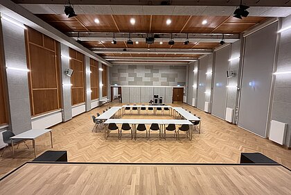 A large meeting table with chairs stands in the Heimatsaal in the Folk Life Museum.