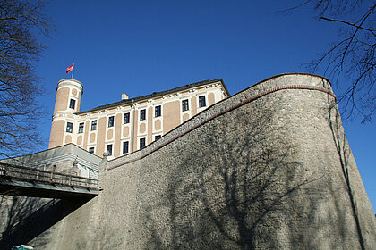 Frisch renovierte Mauer mit dem Schloss im Hintergrund.