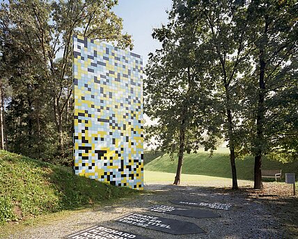 7 m hoch und 4 m breit wächst die Skulptur aus einem Hügel und scheint damit eine ähnliche Verbindung mit dem Park einzugehen wie die umliegenden Bäume. Wissenschaftlicher Ausgangspunkt der Skulptur ist der Abschluss des Humangenomprojektes 2001, bei dem die 3,2 Milliarden Basenpaare der menschlichen DNS entschlüsselt wurden. Die vier Bausteine des Erbgutes ersetzt Schlick durch billigst produzierte Fliesen aus Italien in vier unterschiedlichen Farben.