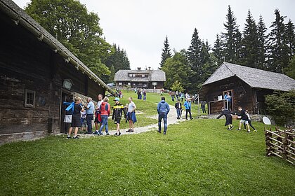 Besucher*innen der Veranstaltung "Traumkünstler" auf dem Gelände des Geburtshauses