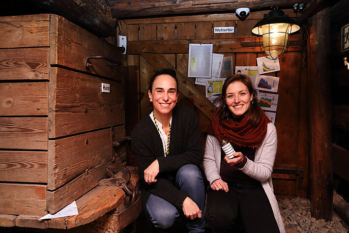 Nikola Köhler-Kroath (Leiterin CoSA) und Johanna Blamberger (CoSA) haben den Escape-Room kuratiert, v.l., Foto: Universalmuseum Joanneum/J.J. Kucek