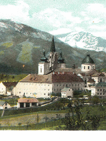 Postkartenansicht von Mariazell mit Basilika, im Hintergrund Berge.