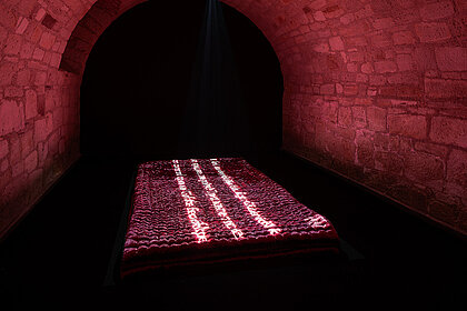 rot beleuchtete Rauminstallation