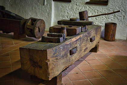 Heimat.Museum im Tabor, Feldbach
Ölkuh
1893 | Holz | 222 x 46 x 40 cm, 51 cm (Ölblöchl)
Provenienz: Heimat.Museum im Tabor; Sammlung
Gamerith/Thaller; Unbekannt