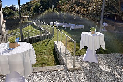 Stehtische und Sitzgarnituren sind im Duftgarten im Heimatsaal im Volkskundemuseum aufgebaut.