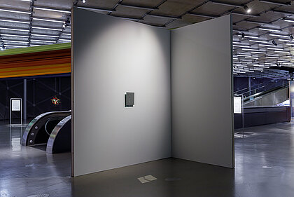 Kader Attia, Repaired Broken Mirror, 2023, Installationsansicht Kunsthaus Graz
