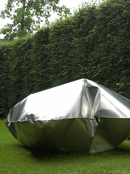 The metal sculpture takes its shape when specially welded, thin aluminum sheets are inflated under extreme air pressure. This gives the heavy material a dynamic lightness. The result is always different and the surface structures formed are largely subject to chance.