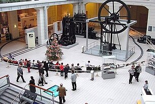 Je näher man ein Wort ansieht, desto ferner sieht es zurück: Museum