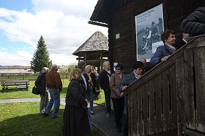 Besucher*innen der Ausstellung betreten das Studierstüberl