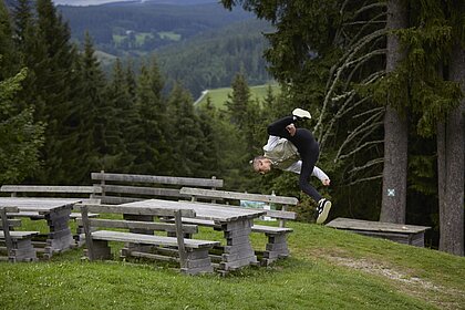 Ein Künstler der Compagnie La Fabrique Royale in der Schwebephase eines Saltos.