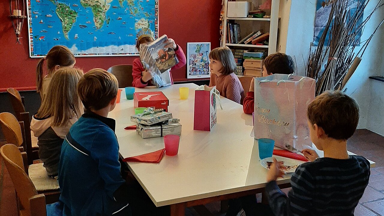 Viele Kinder am Tisch zum Geburtstag
