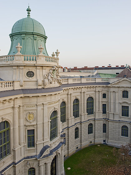 Der Blick auf die Neue Galerie von der Neutorgasse aus zeigt die neobarocke, konkave Fassade inklusive Turm und den Garten davor.