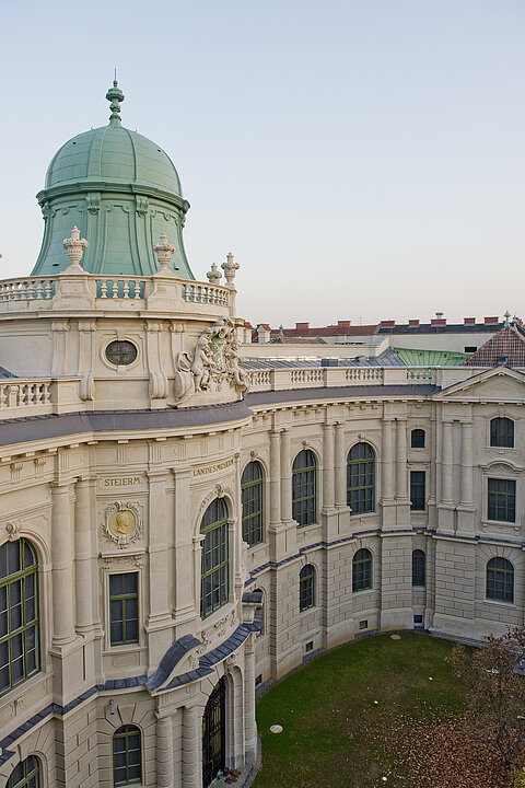 Der Blick auf die Neue Galerie von der Neutorgasse aus zeigt die neobarocke, konkave Fassade inklusive Turm und den Garten davor.