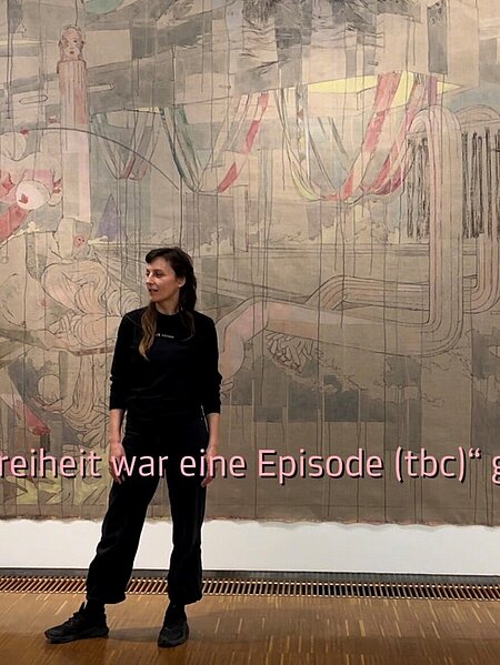 Maria Legat vor einem ihrer Werke
