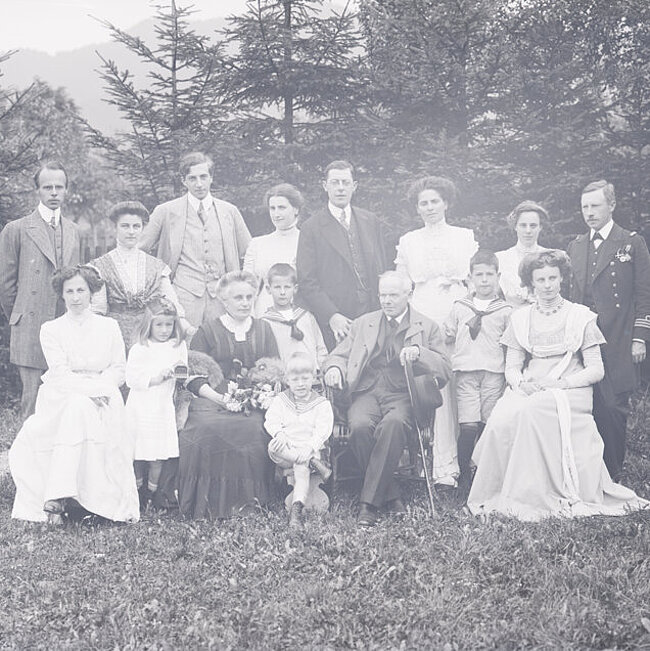 Gruppenbild mit dem 70jährigen Peter Rosegger, umgeben von Familienmitgliedern