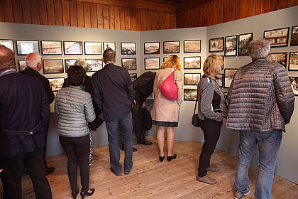 Besucher*innen bei der Ausstellungseröffnung