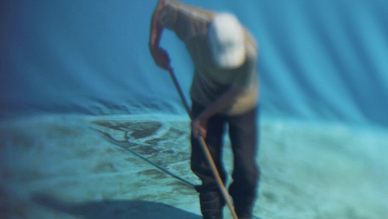 Nojus Drąsutis, The Pool Cleaners, Vilnius 2017 aus: Antje Ehmann, Harun Farocki, Eva Stotz, Eine Einstellung zur Arbeit / Labour in a Single Shot, 2011-

Filmstill