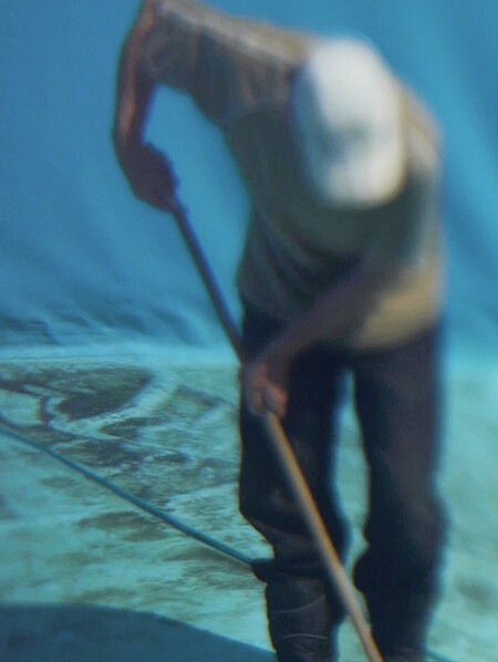 Nojus Drąsutis, The Pool Cleaners, Vilnius 2017 aus: Antje Ehmann, Harun Farocki, Eva Stotz, Eine Einstellung zur Arbeit / Labour in a Single Shot, 2011-

Filmstill