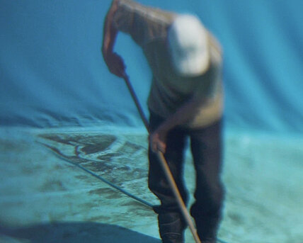 Nojus Drąsutis, The Pool Cleaners, Vilnius 2017 aus: Antje Ehmann, Harun Farocki, Eva Stotz, Eine Einstellung zur Arbeit / Labour in a Single Shot, 2011-

Filmstill