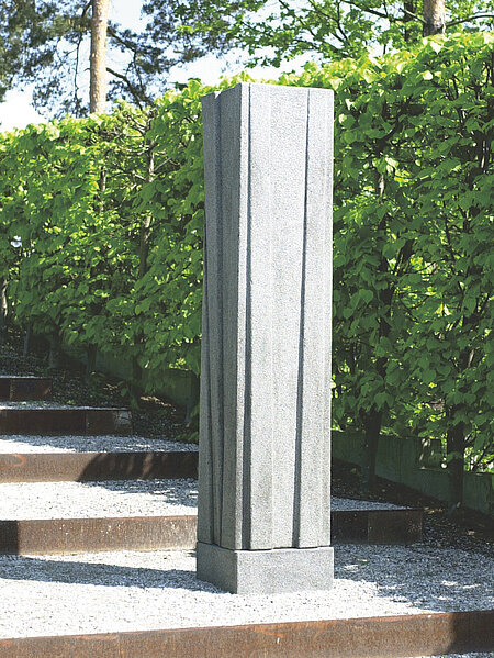 The granite sculpture "Figure II" on the stairway to heaven in the Fasangarten.