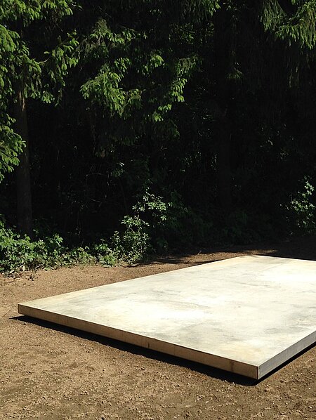 A room without walls consists only of a floor slab. Created as part of a project at the Kunsthaus Graz, it now serves as a platform for other artists in the sculpture park. 